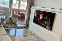 Televízia a/alebo spoločenská miestnosť v ubytovaní MARBELLA - ALICATE BEACHFRONT Apartment - 5