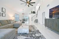 ein Wohnzimmer mit einer Couch und einem Tisch in der Unterkunft Spacious+Cozy Home, near the beach, heated pool. in Naples