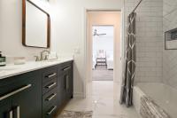ein Badezimmer mit Waschbecken, Badewanne und Dusche in der Unterkunft Spacious+Cozy Home, near the beach, heated pool. in Naples