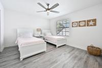 Ein Bett oder Betten in einem Zimmer der Unterkunft Spacious+Cozy Home, near the beach, heated pool.