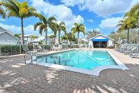 Der Swimmingpool an oder in der Nähe von Spacious+Cozy Home, near the beach, heated pool.