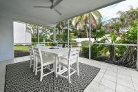 Ein Balkon oder eine Terrasse in der Unterkunft Spacious+Cozy Home, near the beach, heated pool.