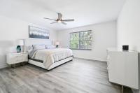 Ein Bett oder Betten in einem Zimmer der Unterkunft Spacious+Cozy Home, near the beach, heated pool.