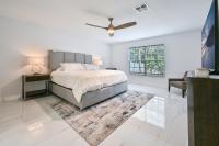 Ein Bett oder Betten in einem Zimmer der Unterkunft Spacious+Cozy Home, near the beach, heated pool.