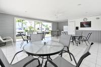 TV&#47;Unterhaltungsangebot in der Unterkunft Spacious+Cozy Home, near the beach, heated pool.