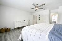 Ein Bett oder Betten in einem Zimmer der Unterkunft Spacious+Cozy Home, near the beach, heated pool.
