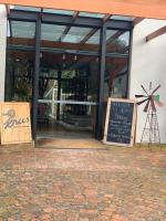 una vetrina con un'insegna e un mulino a vento di Kaneel Suiker a Paarl