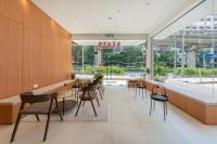 Un restaurante con mesas y sillas en un edificio. en STAYS HOTEL, en Kuala Lumpur