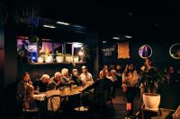 メイトランドにあるThe Family Hotelのレストランのテーブルに座っている人々のグループ