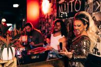 メイトランドにあるThe Family Hotelの携帯を見ながら笑っている