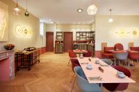 アヴィニョンにあるHotel De Cambis Best Western Premier Collectionのテーブルと椅子と暖炉のあるレストラン