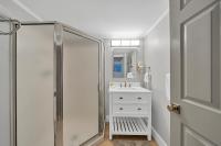 Ein Badezimmer in der Unterkunft Pelican Beach Resort by Colasan