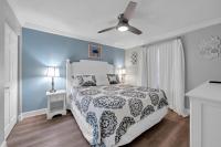 Ein Bett oder Betten in einem Zimmer der Unterkunft Pelican Beach Resort by Colasan