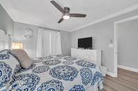 Ein Bett oder Betten in einem Zimmer der Unterkunft Pelican Beach Resort by Colasan