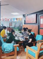 un grupo de personas sentadas en una mesa en un restaurante en Lobo Hostel La Paz, en La Paz