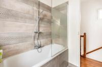 a glass shower in a bathroom with a tub at Maison confortable avec jardin à 2 pas de Paris in Fontenay-sous-Bois