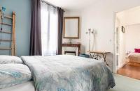 a bedroom with a large bed and a window at Maison confortable avec jardin à 2 pas de Paris in Fontenay-sous-Bois