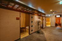 Tokigasane في كجا: ممر به بابان للجراج ومزهرية من الزهور