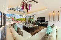 TV a/nebo společenská místnost v ubytování Beachfront Villa Baan Paradise