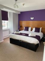 Ein Bett oder Betten in einem Zimmer der Unterkunft Canterbury Cathedral Lodge