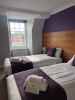 Ein Bett oder Betten in einem Zimmer der Unterkunft Canterbury Cathedral Lodge