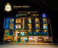 カルバヨグにあるGrand Mercy Hotelの夜はライトアップされた壮大な慈悲ホテルです。
