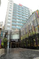Un gran edificio con una tienda enfrente. en El Sheikh Suites Hotel, en Beirut