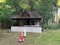 Villa Berolina في ماريانسكي لازني: شرفة صغيرة في الفناء مع مظلة