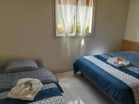 Cama ou camas em um quarto em La kaz Zambaville avec jacuzzi privatif