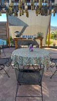 mesa y sillas con mesa en Santerra, Valle de Guadalupe, en Valle de Guadalupe