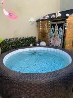 a large tub in a room with a flamingo at Penthouse avec jacuzzi in Asnières-sur-Seine