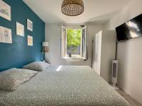 Een bed of bedden in een kamer bij Studio avec terrasse-Orange V&eacute;lodrome