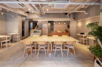 東京にあるthe b 三軒茶屋（ザビーさんげんぢゃや）の大きなテーブルと椅子のある会議室