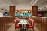 Un comedor con una mesa larga y sillas. en Uday Palace Navsari, a member of Radisson Individuals, en Navsāri