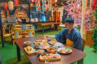 ナコーン・ラーチャシーマーにあるTayama Farm Khaoyaiの食卓に座る男