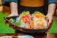 ナコーン・ラーチャシーマーにあるTayama Farm Khaoyaiの食物鉢を手に持つ者