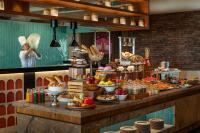 Un buffet con muchos tipos diferentes de comida en exhibición. en Uday Palace Navsari, a member of Radisson Individuals, en Navsāri