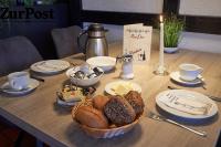 un tavolo con un cesto di pane su un tavolo di K357 - Hotel & Restaurant "Zur Post" in Otterndorf bei Cuxhaven a Otterndorf