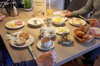 un tavolo ricoperto di piatti di cibo e tazze di caffè di K357 - Hotel & Restaurant "Zur Post" in Otterndorf bei Cuxhaven a Otterndorf