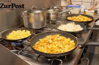 quattro pentole di cibo su un fornello in una cucina di K357 - Hotel & Restaurant "Zur Post" in Otterndorf bei Cuxhaven a Otterndorf