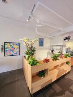 uma floricultura com plantas em um balcão em Scenic Valley Suite em Cidade de Ho Chi Minh