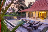 una villa con piscina y una casa en Uma Sri Dewi Villa Ubud, en Ubud