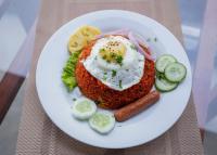 un piatto di cibo con un uovo e una salsiccia di Dowa Elegance Resort a Ella