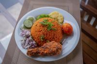 un piatto di cibo con riso e verdure su un tavolo di Dowa Elegance Resort a Ella