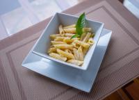 una ciotola di patatine fritte su un piatto su un tavolo di Dowa Elegance Resort a Ella