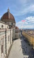 Un gran edificio con un cartel encima. en Hotel Dali, en Florencia