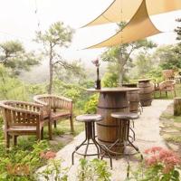 Un jardín fuera de Crosswinds Resort Couple Studio Suite