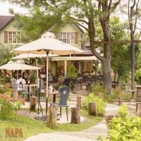 Un jardín fuera de Crosswinds Resort Couple Studio Suite