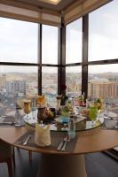 艾卜哈Best Western Plus Danat Almansak Hotel的窗户间里一张桌子,上面有食物