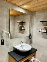 Ein Badezimmer in der Unterkunft Hameau des Prodains - H&ocirc;tel
